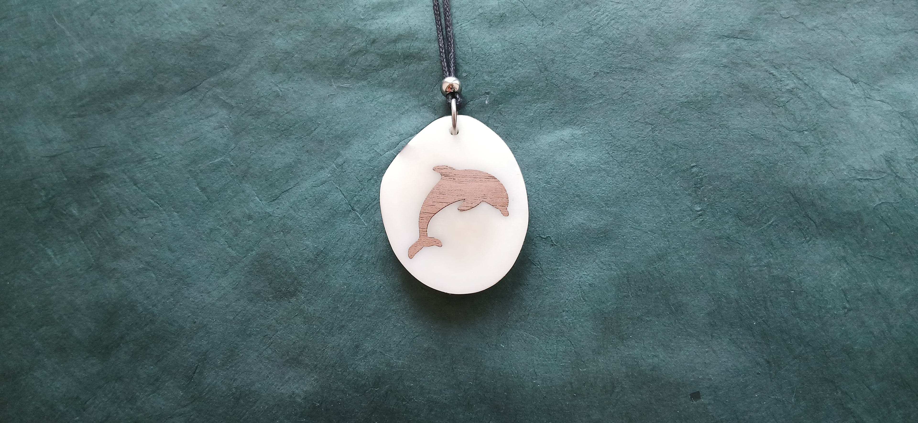 Collier Dauphin — Ivoire Végétal & Noyer