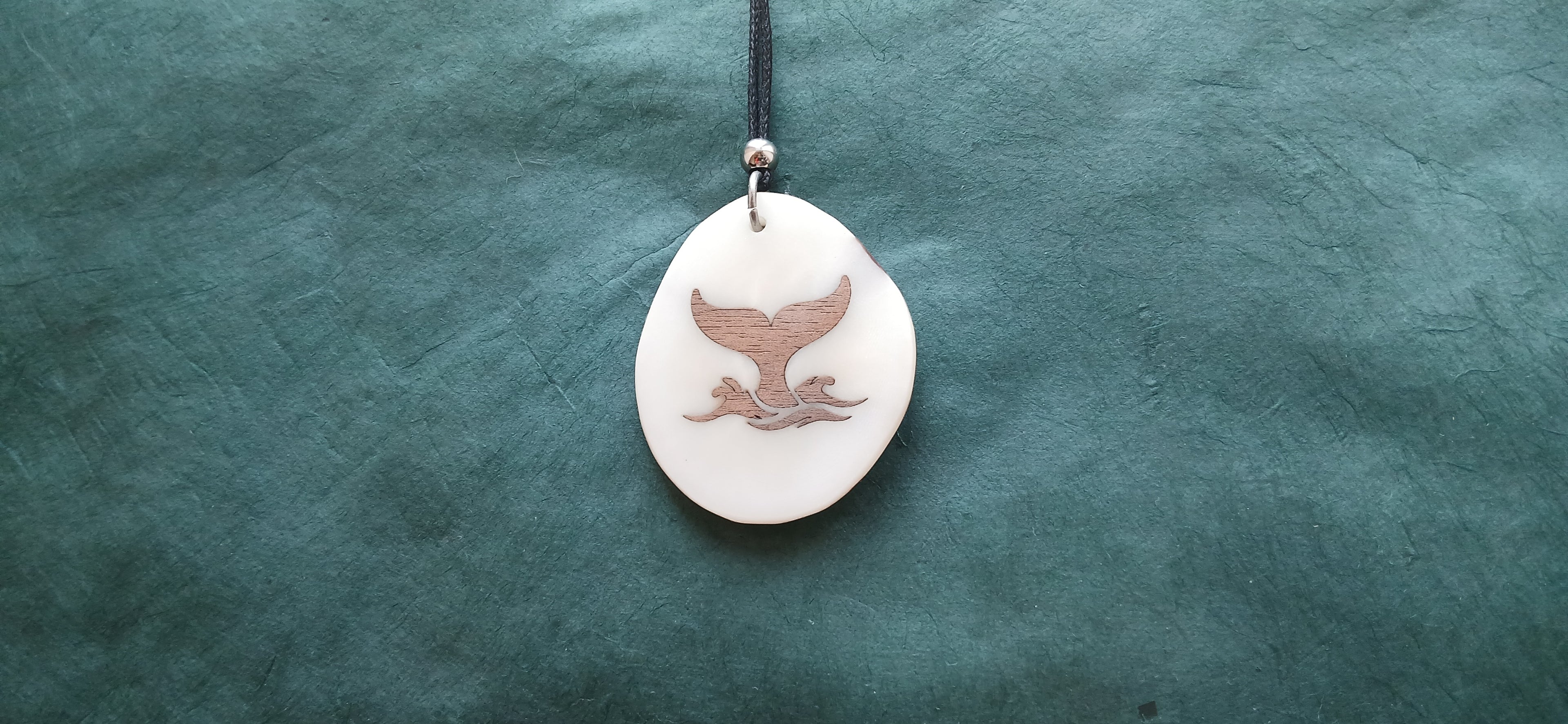 Collier Queue de Baleine — Ivoire Végétal & Noyer
