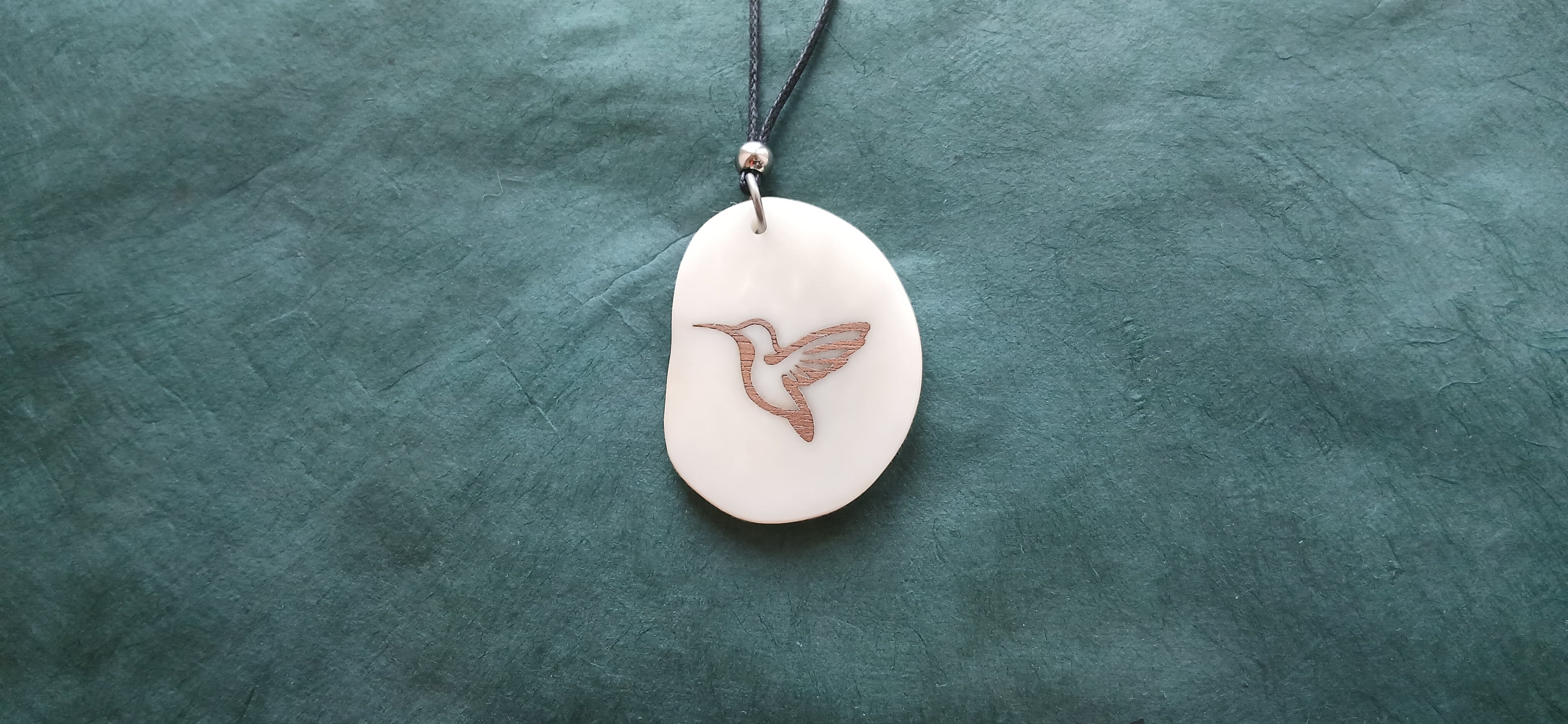 Collier Colibri — Ivoire Végétal & Noyer