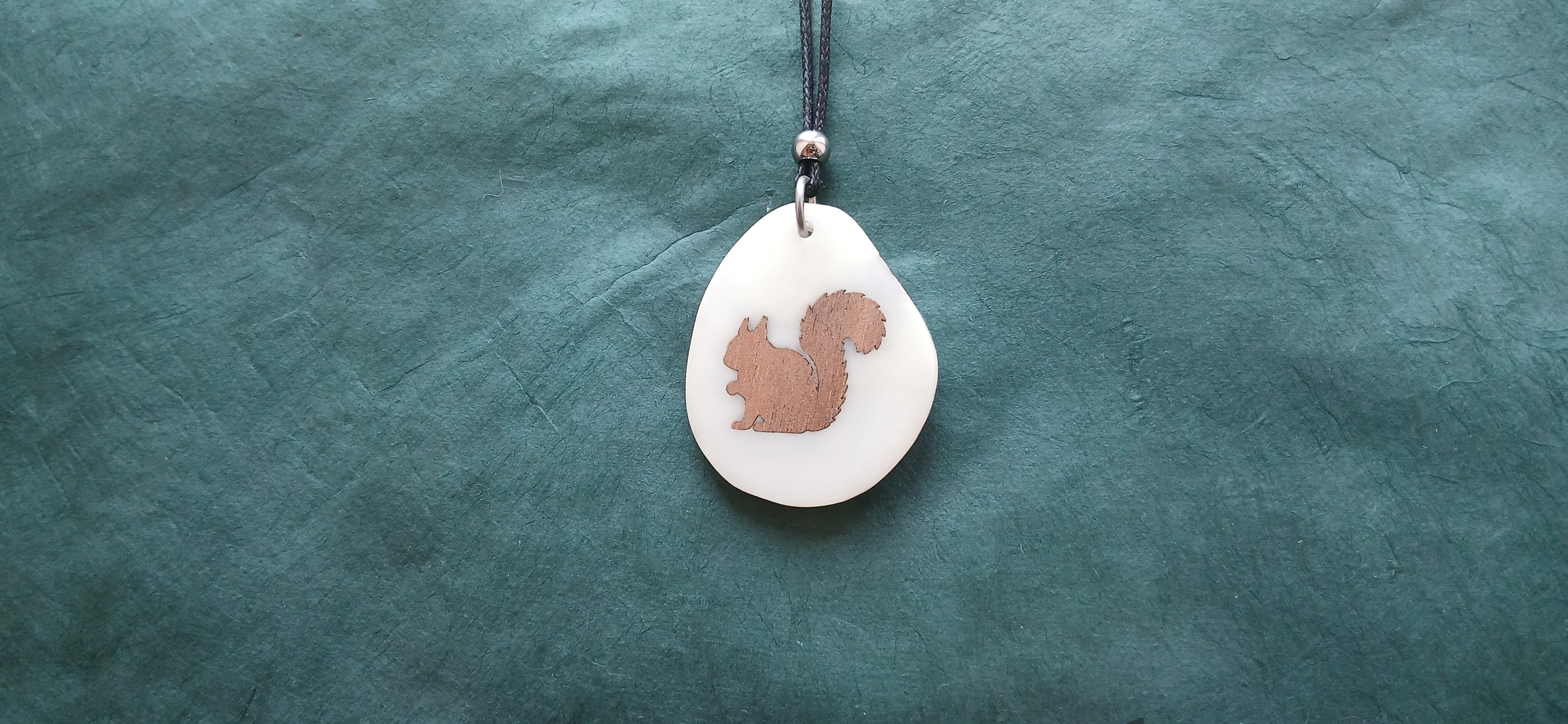 Collier Écureuil — Ivoire Végétal & Noyer