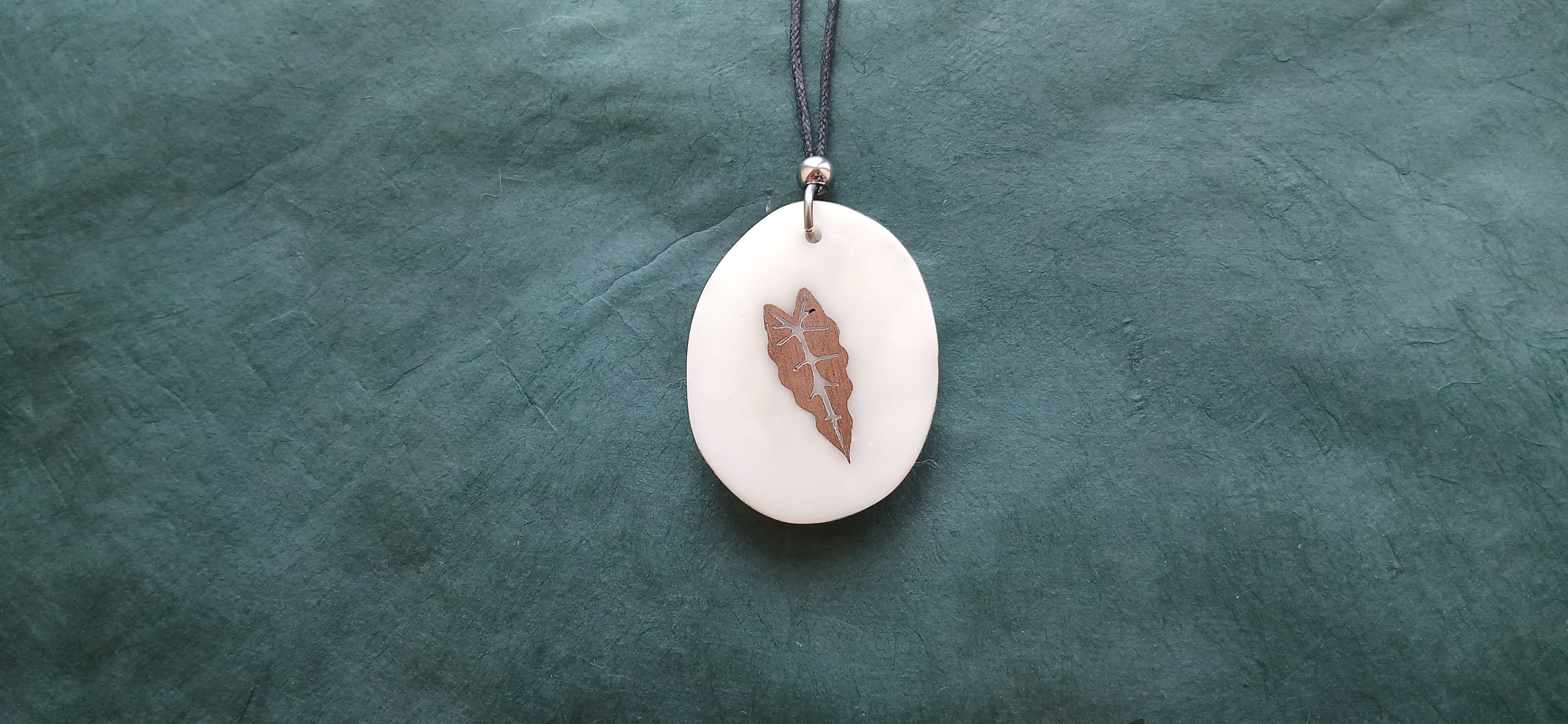 Collier Feuille Tropicale — Ivoire Végétal & Noyer