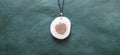 Collier Feuille de Monstera — Ivoire Végétal & Noyer