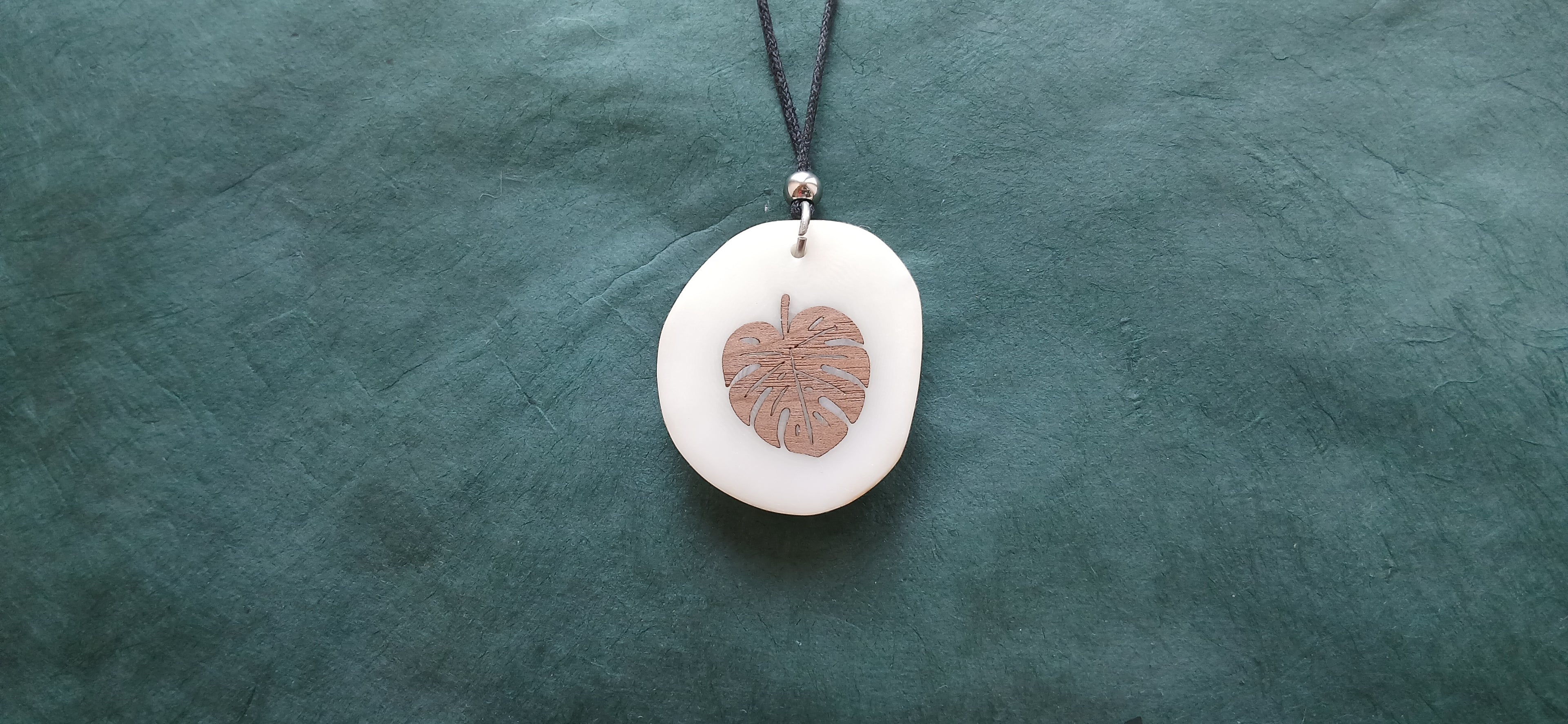 Collier Feuille de Monstera — Ivoire Végétal & Noyer