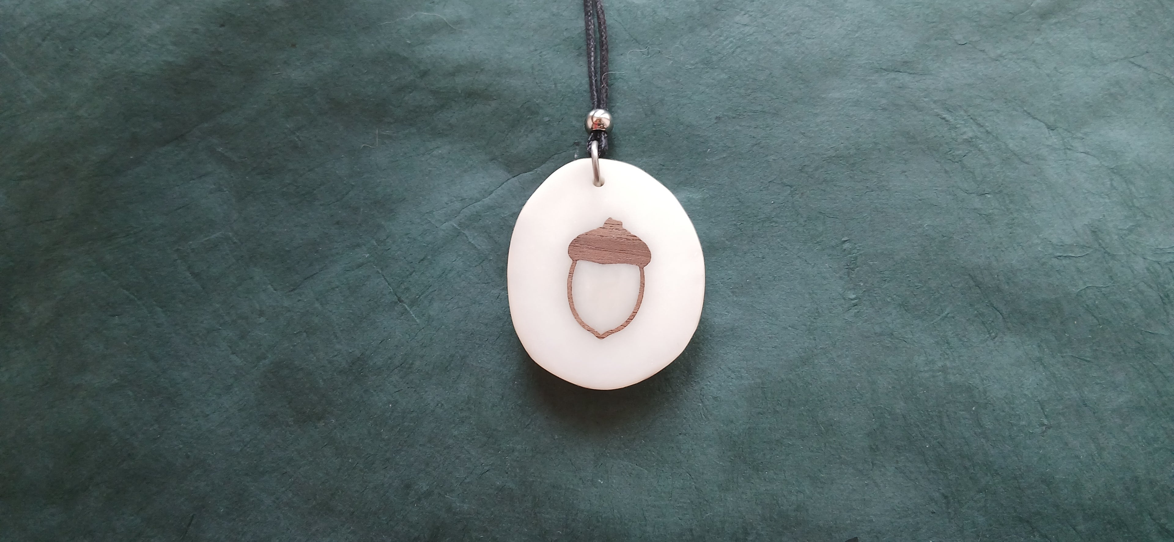 Collier Gland — Ivoire Végétal & Noyer