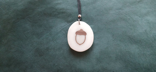 Bijou tagua fait main - collier gland en ivoire végétal et bois de noyer - Tagua Lab