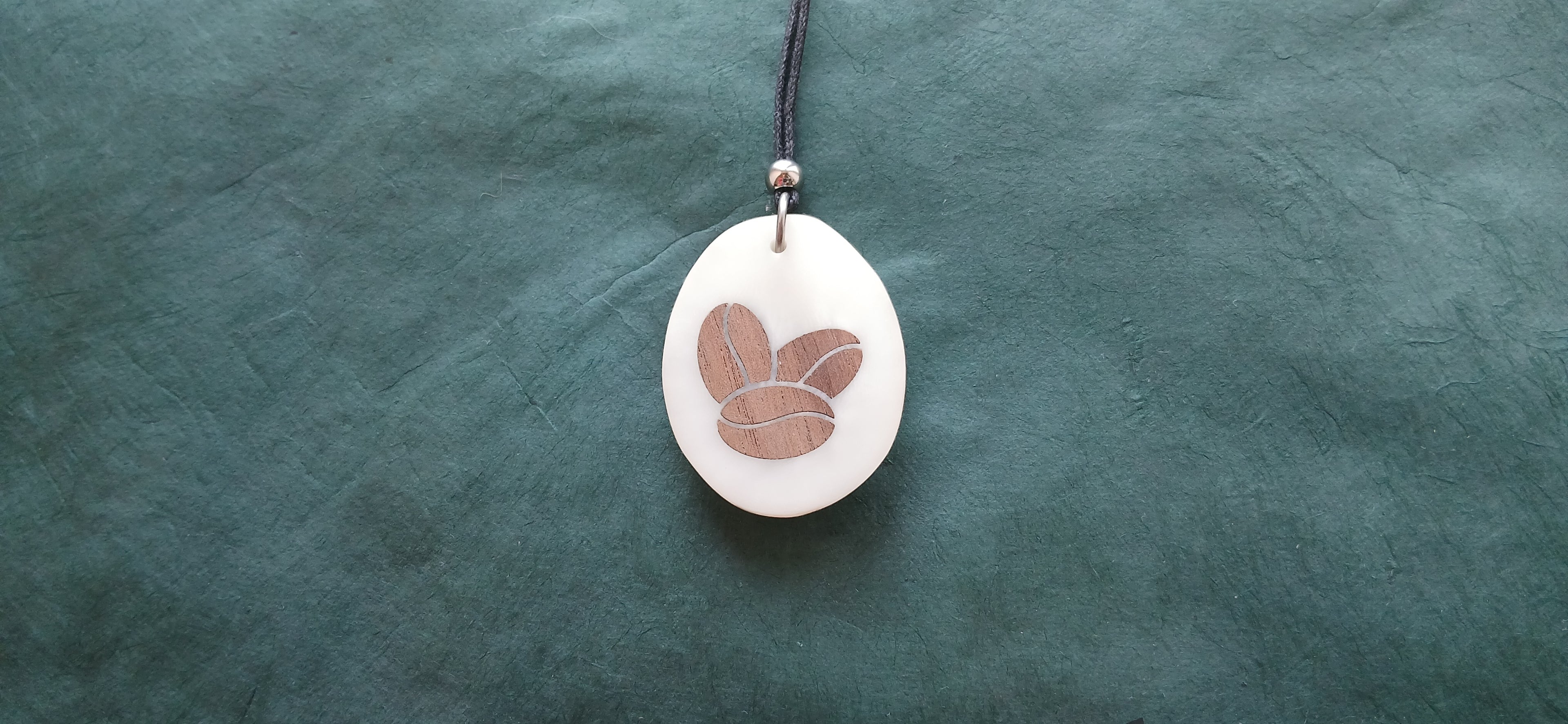 Collier Grains de Café — Ivoire Végétal & Noyer