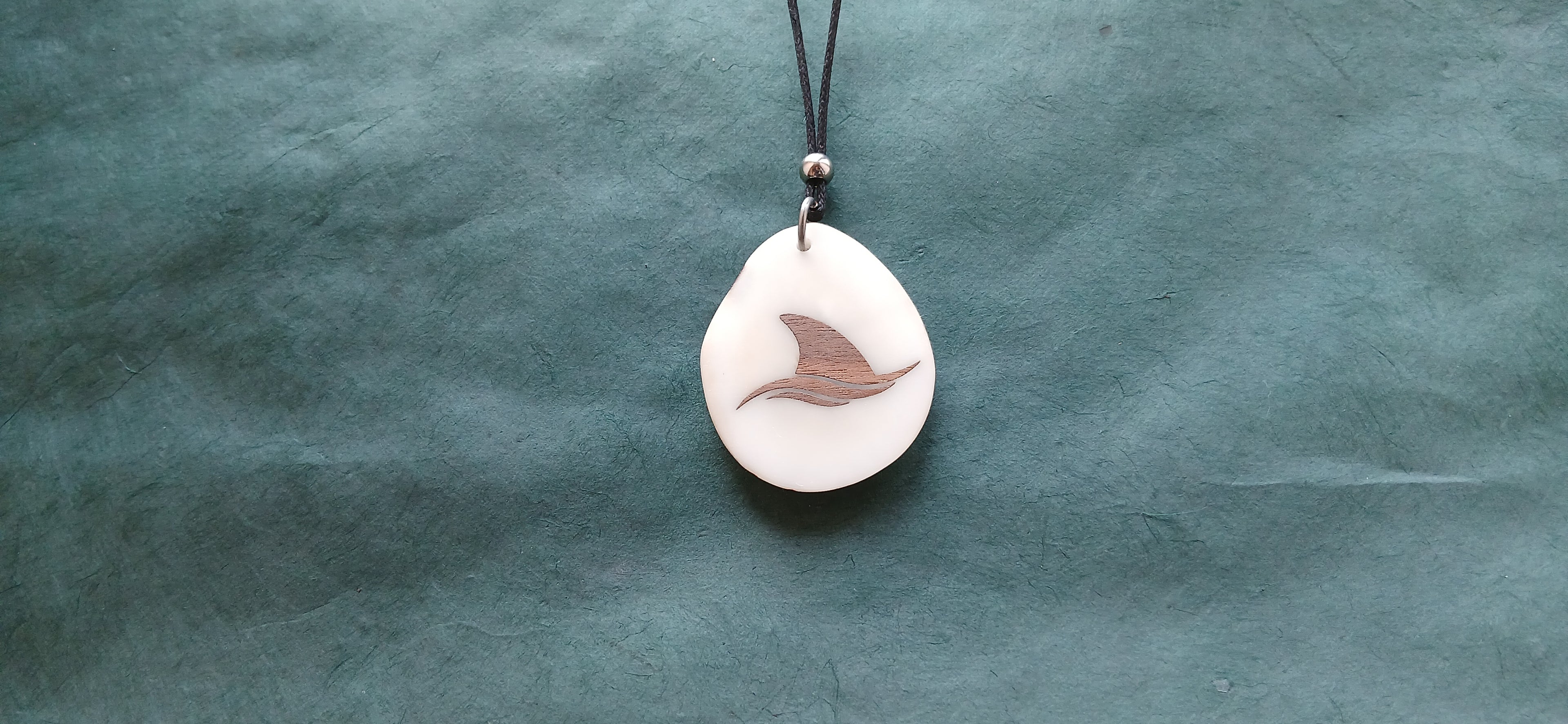 Collier Aileron de Requin — Ivoire Végétal & Noyer