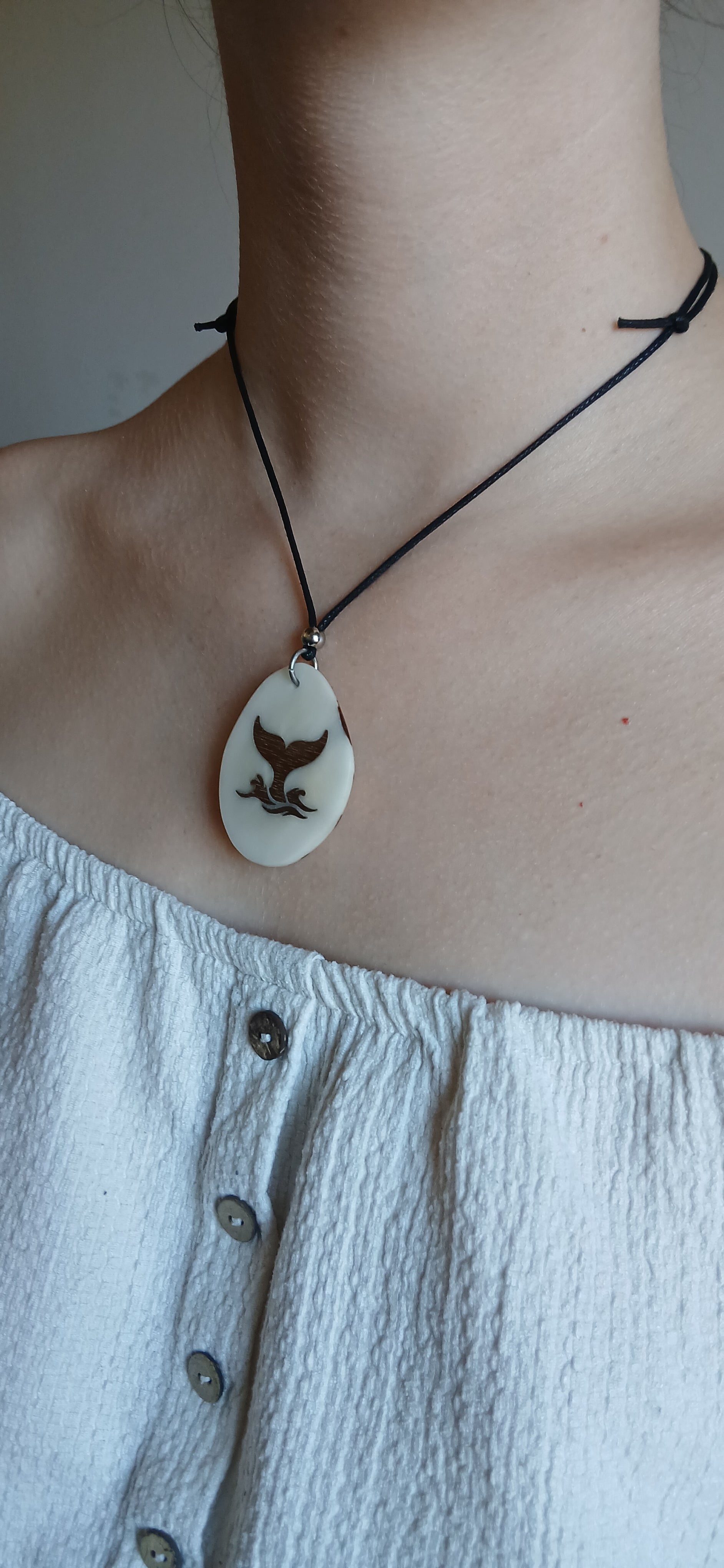 Collier Queue de Baleine — Ivoire Végétal & Noyer