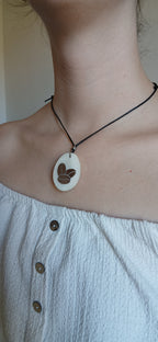 Collier Grains de Café — Ivoire Végétal & Noyer