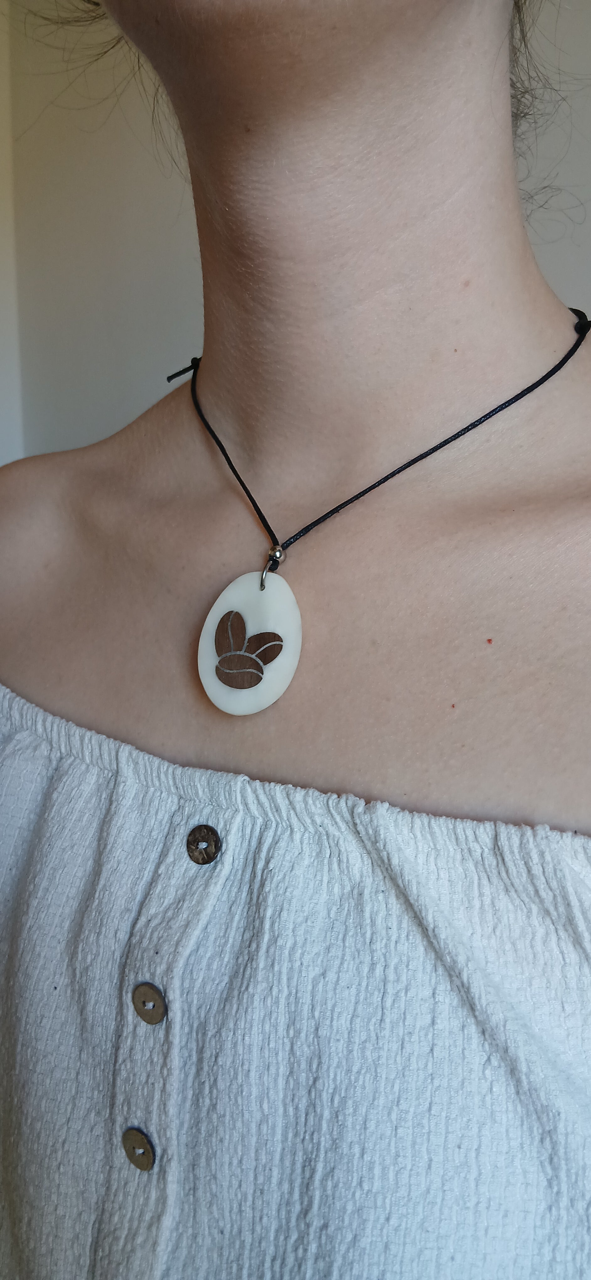 Collier Grains de Café — Ivoire Végétal & Noyer