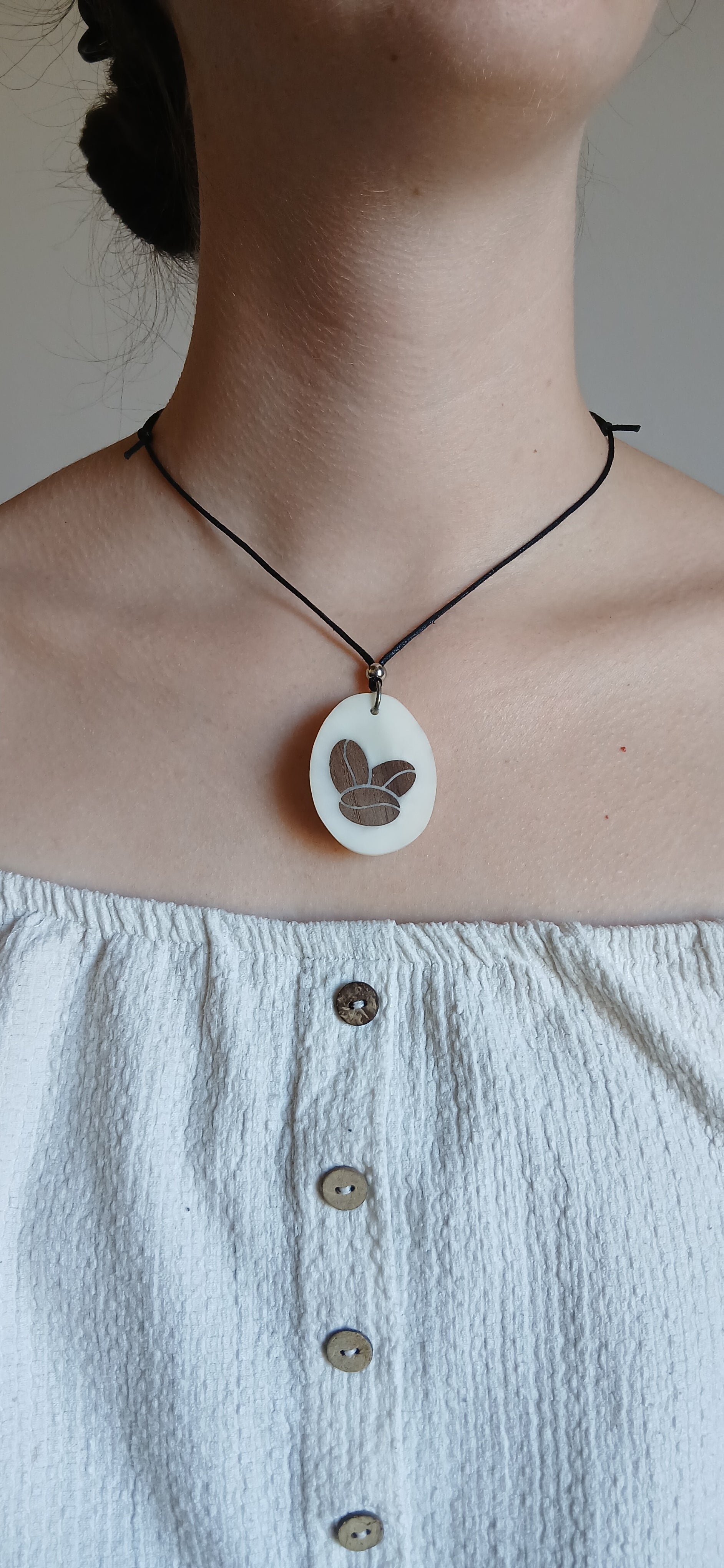 Collier Grains de Café — Ivoire Végétal & Noyer