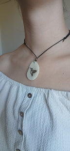 Collier Colibri — Ivoire Végétal & Noyer