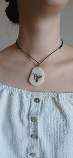 Collier Colibri — Ivoire Végétal & Noyer