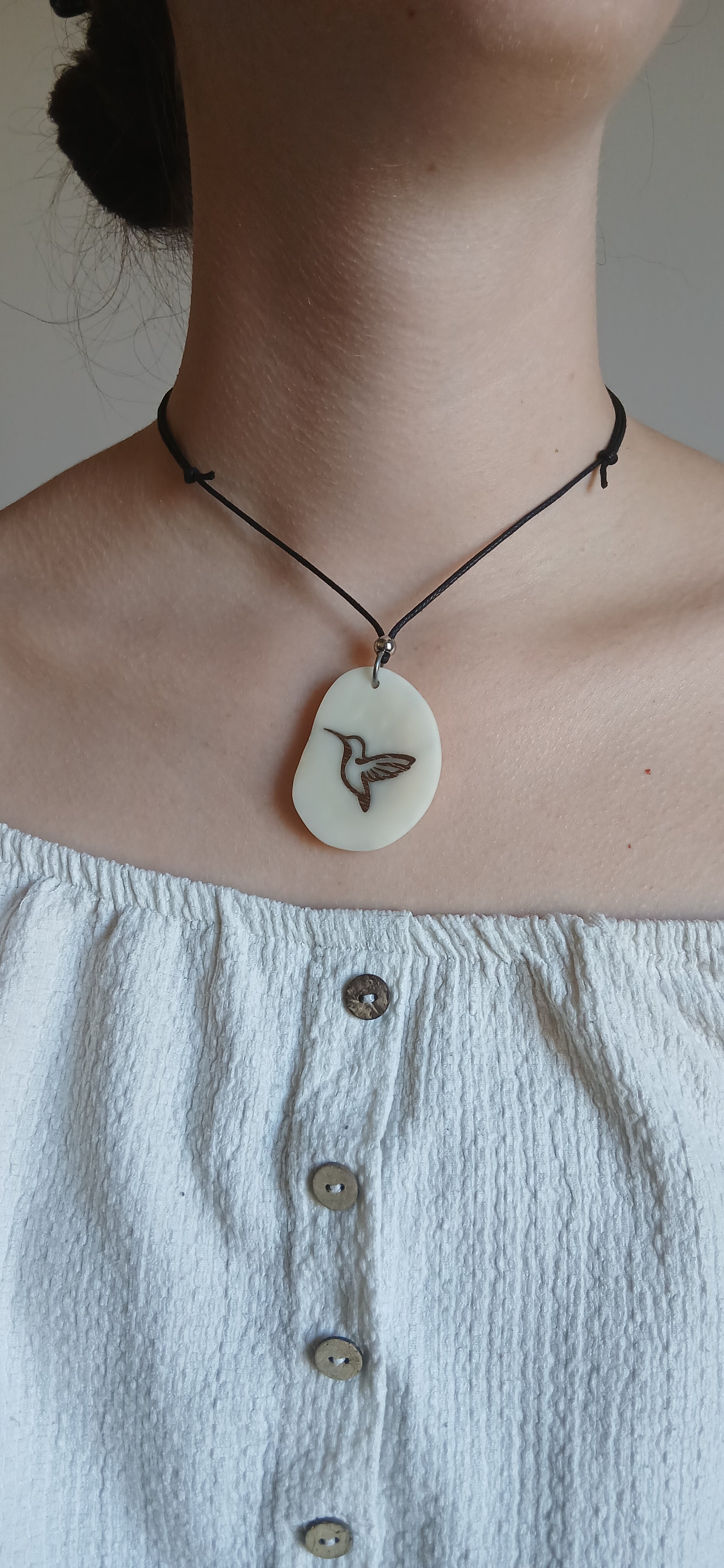 Collier Colibri — Ivoire Végétal & Noyer
