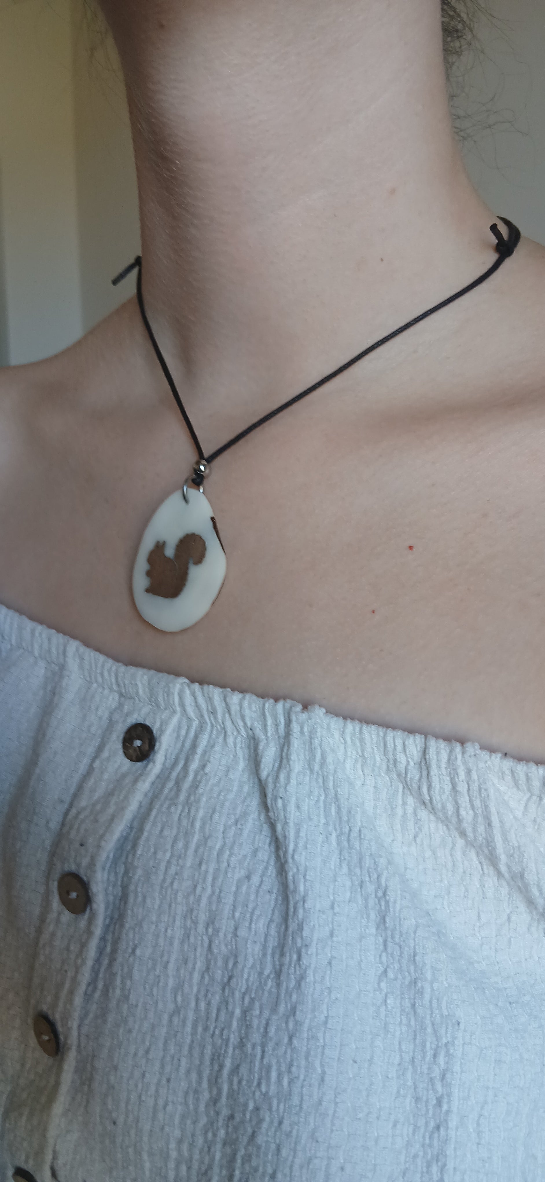 Collier Écureuil — Ivoire Végétal & Noyer