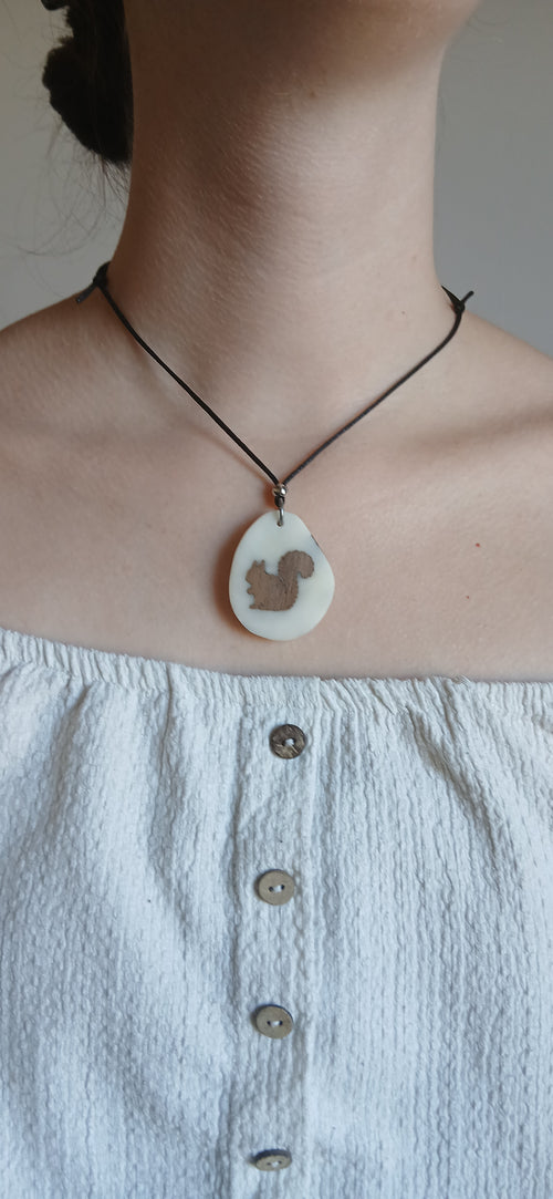 Collier Écureuil — Ivoire Végétal & Noyer