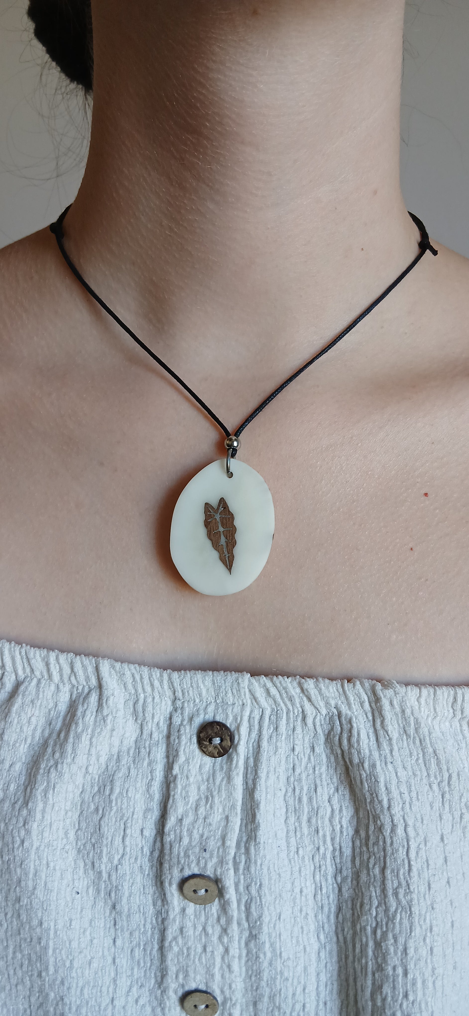 Collier Feuille Tropicale — Ivoire Végétal & Noyer