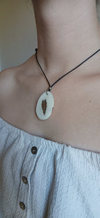 Collier Feuille Tropicale — Ivoire Végétal & Noyer