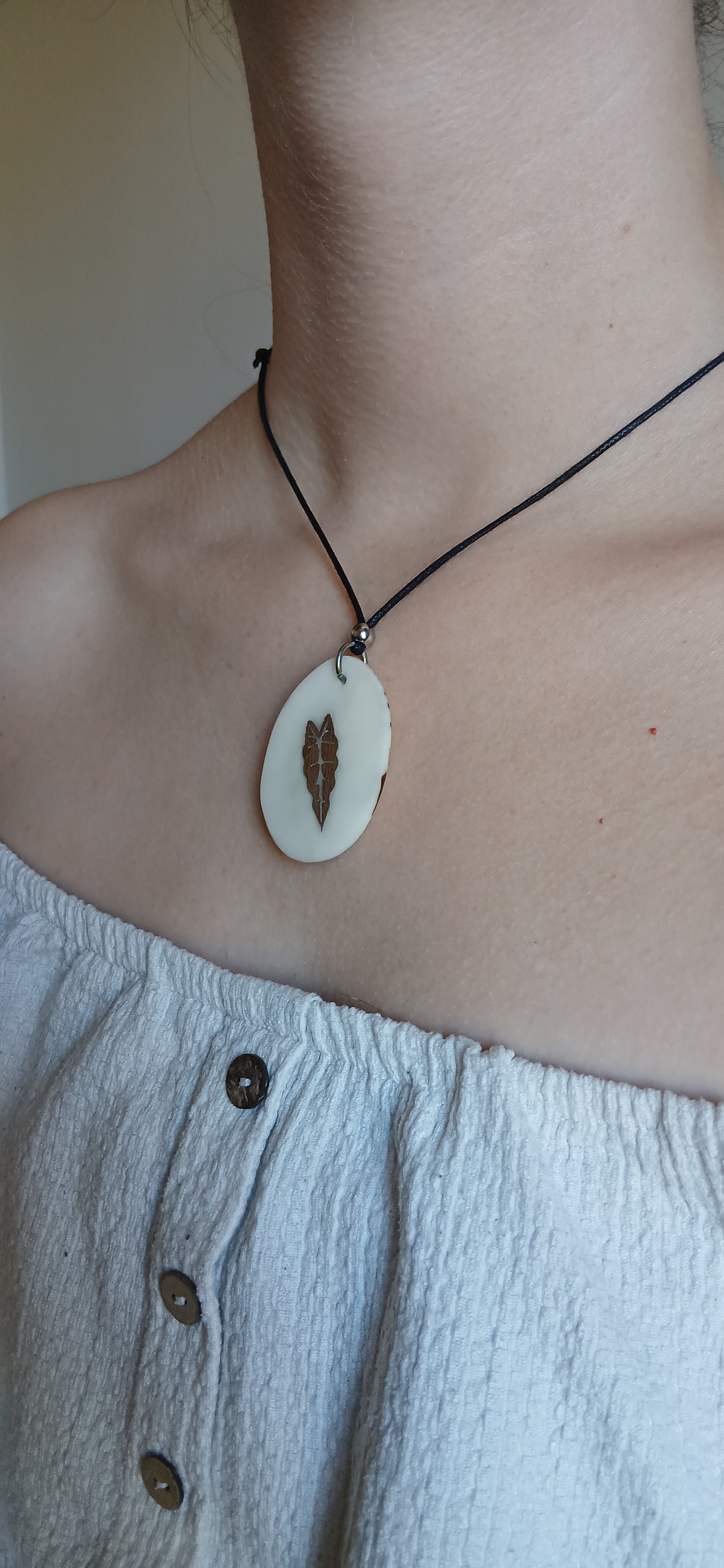 Collier Feuille Tropicale — Ivoire Végétal & Noyer