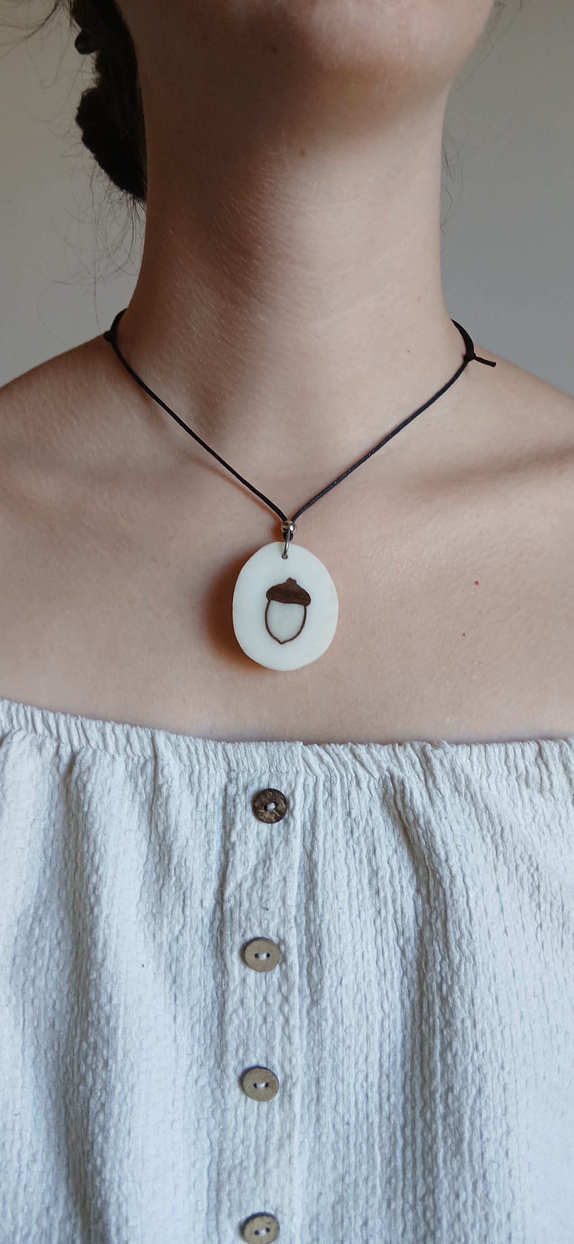 Collier Gland — Ivoire Végétal & Noyer