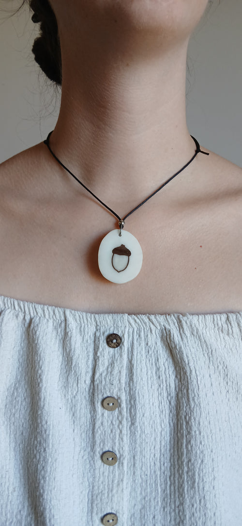 Bijou tagua porté - collier gland en ivoire végétal, vue de face - Tagua Lab