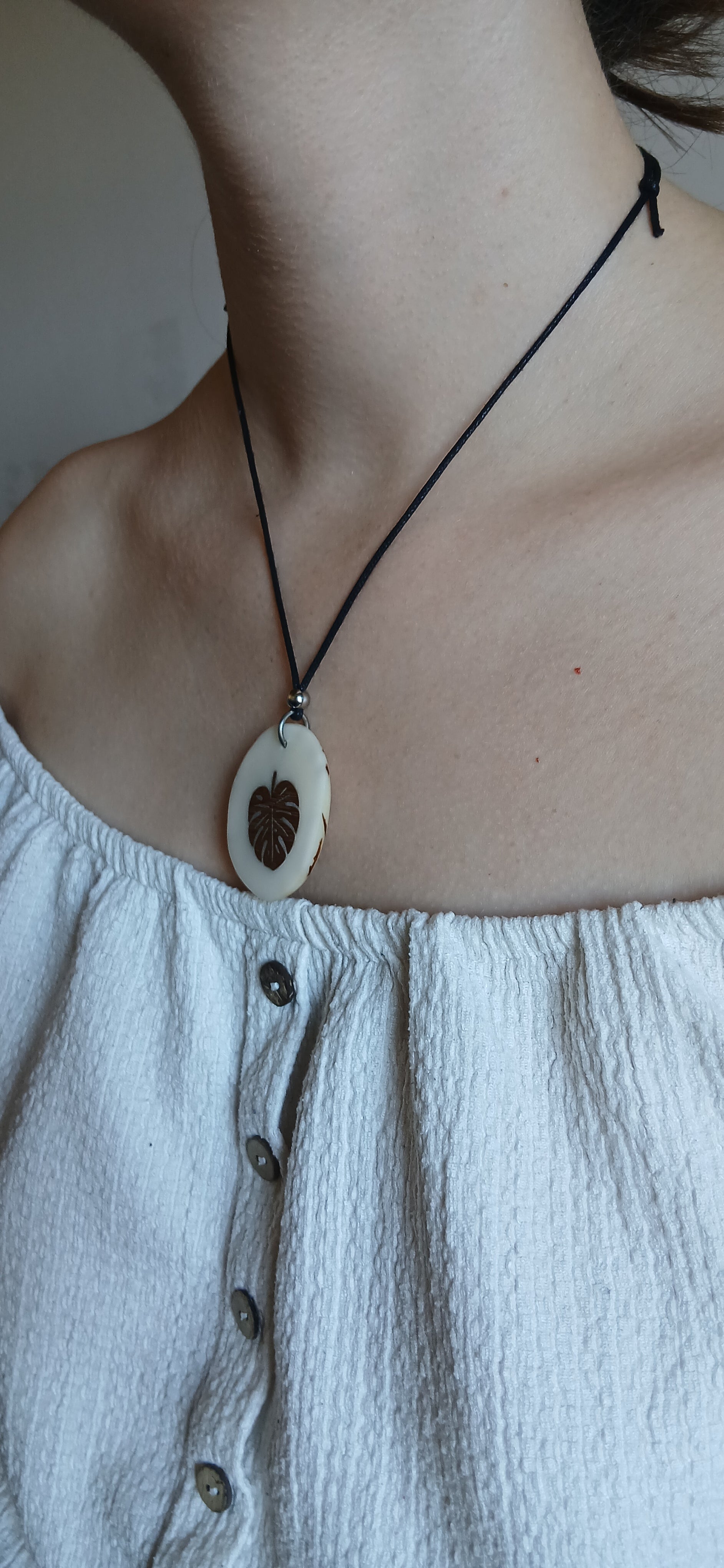 Collier Feuille de Monstera — Ivoire Végétal & Noyer
