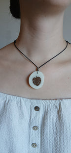 Collier Feuille de Monstera — Ivoire Végétal & Noyer