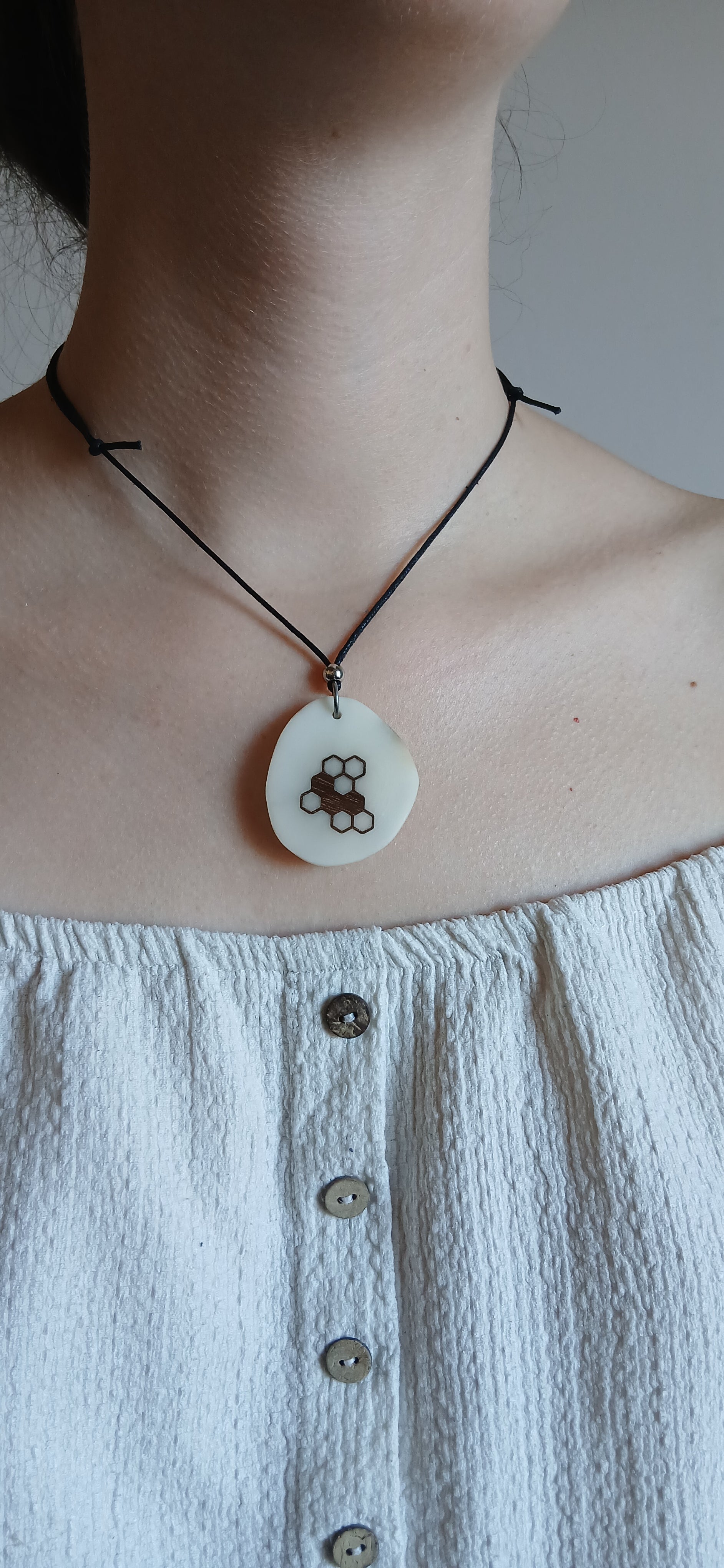 Collier Nid d'Abeille — Ivoire Végétal & Noyer