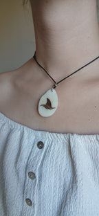 Collier Aileron de Requin — Ivoire Végétal & Noyer