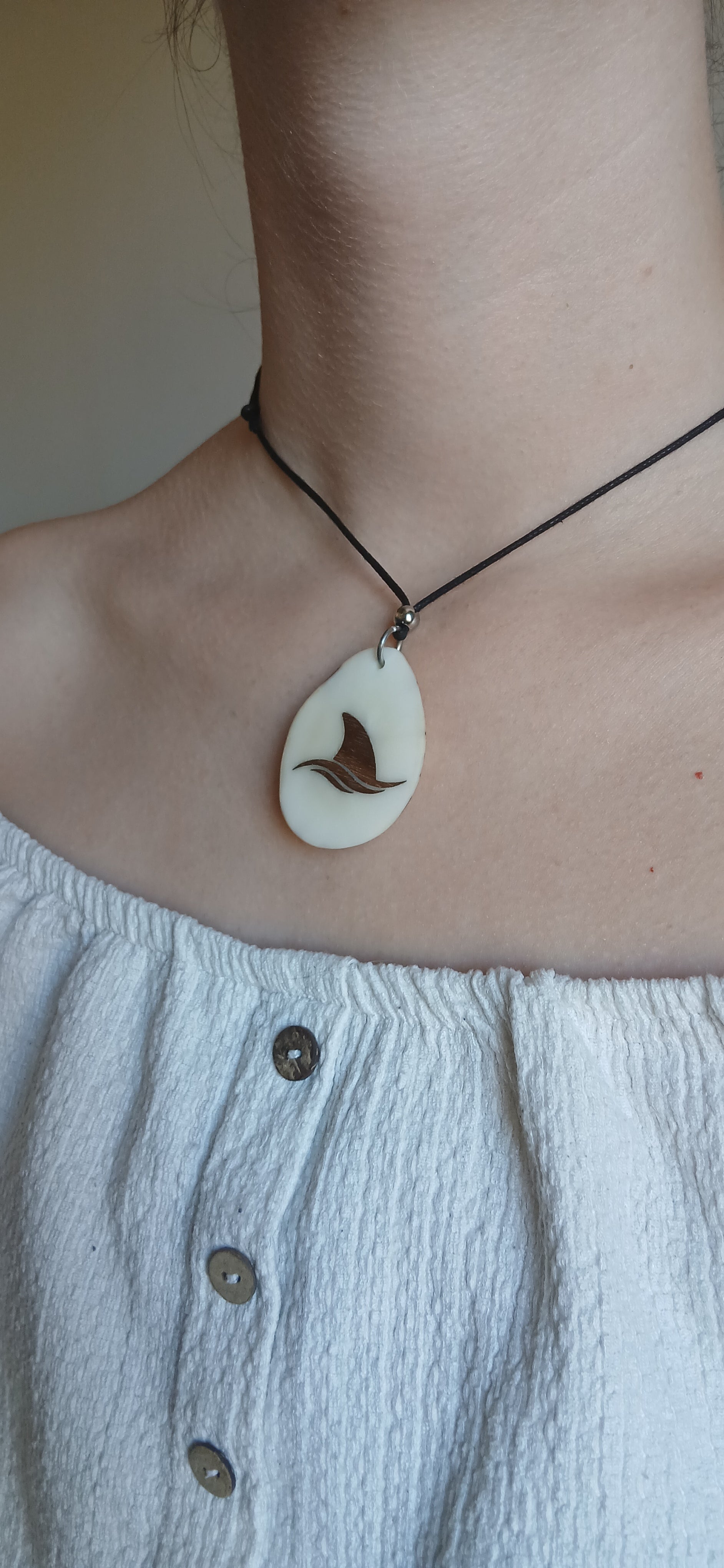 Collier Aileron de Requin — Ivoire Végétal & Noyer
