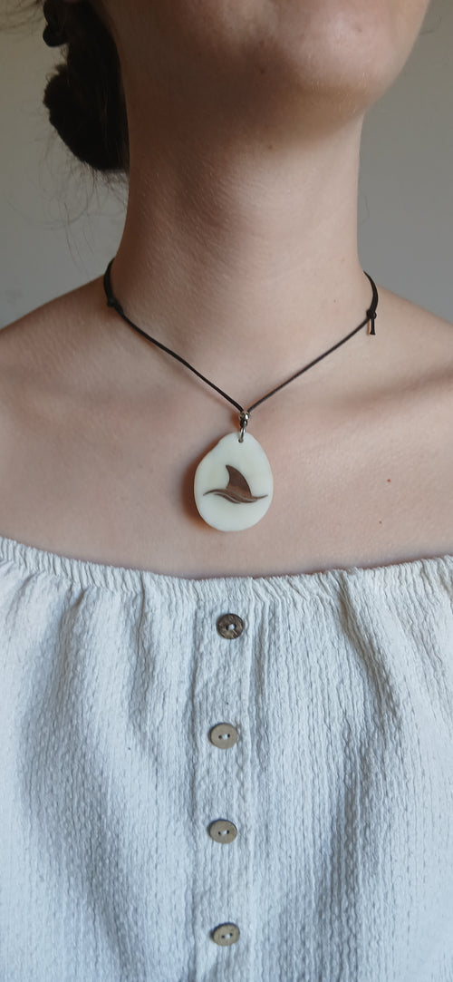 Collier Aileron de Requin — Ivoire Végétal & Noyer